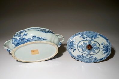 Une terrine et son couvercle en porcelaine de Chine bleu et blanc, Qianlong