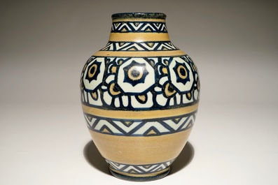 Un vase en gr&egrave;s aux fleurs stylis&eacute;es, Charles Catteau pour Boch Fr&egrave;res Keramis, ca. 1924