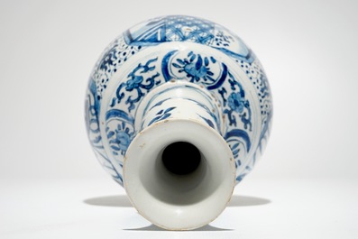 Un vase double gourde en fa&iuml;ence de Delft bleu et blanc &agrave; d&eacute;cor chinoiserie, marqu&eacute;, vers 1700