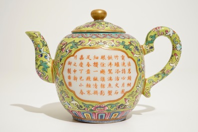 A Chinese famlile rose teapot with calligraphy design, Jiaqing mark, 19/20th C.