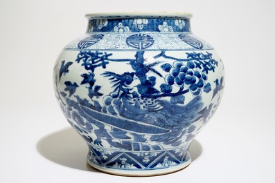 Un vase de forme balustre en porcelaine de Chine bleu et blanc &agrave; d&eacute;cor de ph&eacute;nix et symboles shou, 19&egrave;me