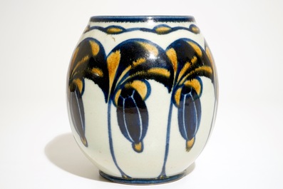 Een zeldzame vaas van geglazuurd steengoed, Charles Catteau voor Boch Fr&egrave;res Keramis, ca. 1925
