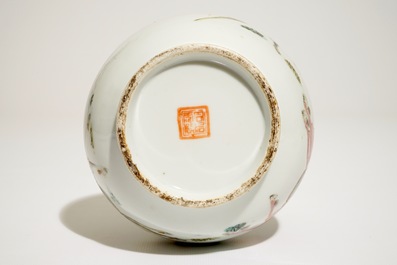 Un vase en porcelaine de Chine famille rose &agrave; d&eacute;cor de guerriers, 19&egrave;me