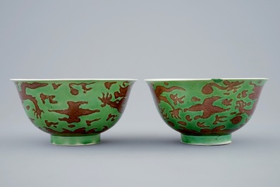 Een paar Chinese drakenkommen met decor in groen en aubergine, Kangxi merk en periode