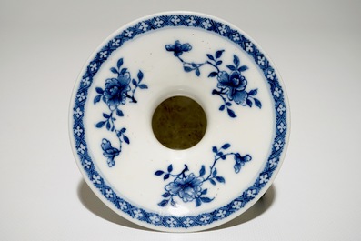 Un crachoir en porcelaine de Chine bleu et blanc &agrave; d&eacute;cor floral, Qianlong