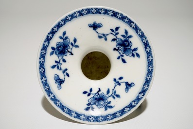 Een Chinese blauw-witte kwispedoor met floraal decor, Qianlong