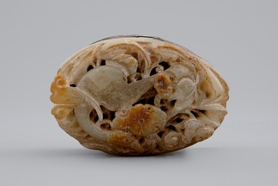 Een Engels zilveren doosje met gesneden jade deksel, 19e eeuw