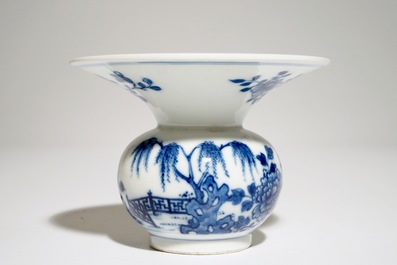 Een Chinese blauw-witte kwispedoor met floraal decor, Qianlong