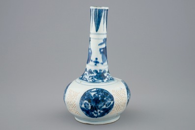 Een Chinese blauw-witte flesvormige vaas met kraanvogels, Ming, Wanli