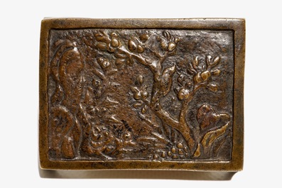 Un support de pinceaux en bronze &agrave; d&eacute;cor en relief, Chine, Ming