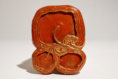 Une petite pierre &agrave; encre en rouge de corail et dor&eacute;, marque de Qianlong, 18/19&egrave;me