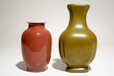 Een Chinese teadust glazuur vaas en een leverrode vaas, 20e eeuw