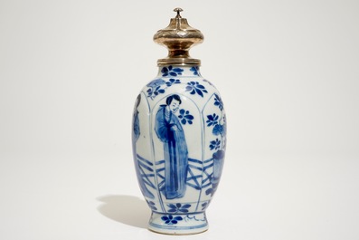Een Chinese blauw-witte theebus met zilvermontuur, Kangxi