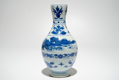 Une verseuse en porcelaine de Chine bleu et blanc &agrave; d&eacute;cor de paysages, &eacute;poque Transition, Chongzhen