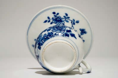 Een Chinese blauw-witte kwispedoor met floraal decor, Qianlong