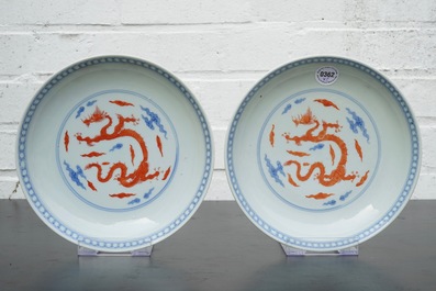 Une paire d'assiettes aux dragons en porcelaine de Chine bleu et blanc et rouge de fer, marque de Yongzheng mais prob. 19&egrave;me