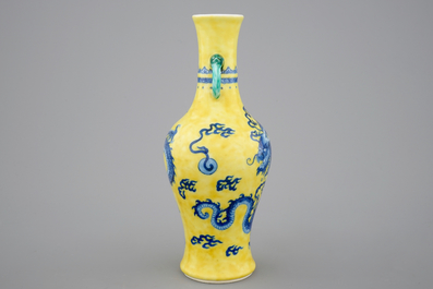 Un vase en porcelaine de Chine &agrave; d&eacute;cor d'un dragon en bleu et blanc sur fond jaune, 19/20&egrave;me