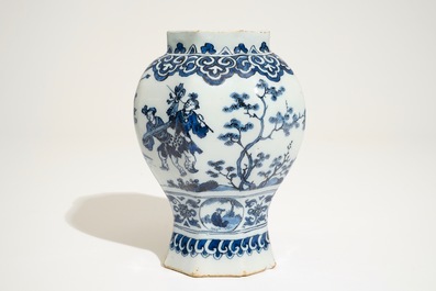 Een Delfts blauw-wit octagonaal chinoiserie vaasje, 17e eeuw