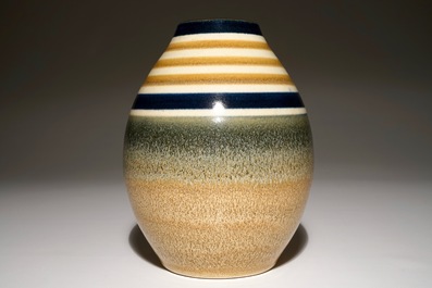 Een steengoed vaas met minimalistisch decor, Charles Catteau voor Boch Fr&egrave;res Keramis, ca. 1933