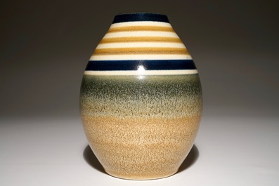 Un vase en gr&egrave;s &agrave; d&eacute;cor minimaliste, Charles Catteau pour Boch Fr&egrave;res Keramis, ca. 1933