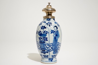 Een Chinese blauw-witte theebus met zilvermontuur, Kangxi