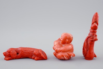 Drie Chinese stukjes in gesculpteerd bloedkoraal w.o. een snuifflesje,19/20e eeuw