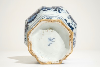 Un vase de forme octogonale en fa&iuml;ence de Delft bleu et blanc, 17&egrave;me
