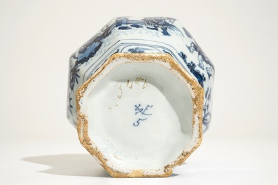 Een Delfts blauw-wit octagonaal chinoiserie vaasje, 17e eeuw