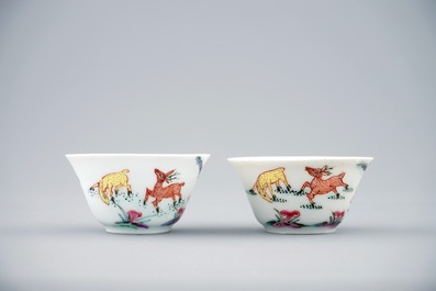 Une paire de tasses et soucoupes aux cerfs en porcelaine de Chine famille rose, Yongzheng, 1723-1735