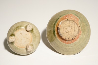 Een Chinese celadon wierookbrander en een kommetje, wellicht Yuan/Ming