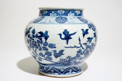 Un vase de forme balustre en porcelaine de Chine bleu et blanc &agrave; d&eacute;cor de ph&eacute;nix et symboles shou, 19&egrave;me