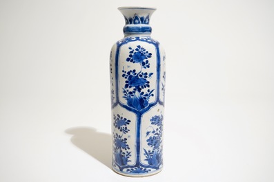 Un vase rouleau en porcelaine de Chine bleu et blanc, Kangxi