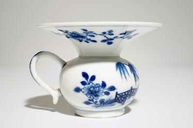 Een Chinese blauw-witte kwispedoor met floraal decor, Qianlong