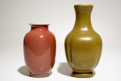 Een Chinese teadust glazuur vaas en een leverrode vaas, 20e eeuw