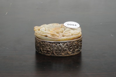 Een Engels zilveren doosje met gesneden jade deksel, 19e eeuw