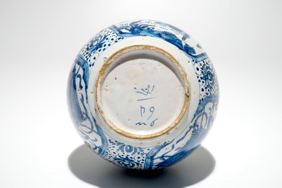 Un vase double gourde en fa&iuml;ence de Delft bleu et blanc &agrave; d&eacute;cor chinoiserie, marqu&eacute;, vers 1700