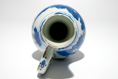Une verseuse en porcelaine de Chine bleu et blanc &agrave; d&eacute;cor de paysages, &eacute;poque Transition, Chongzhen