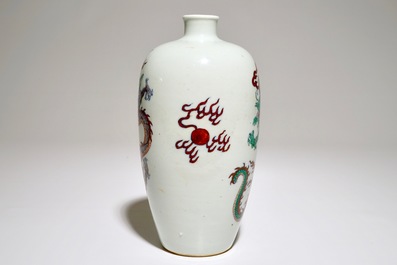 Un vase meiping aux dragons en porcelaine de Chine doucai, 20&egrave;me
