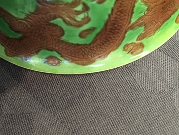 Une paire de bols aux dragons en porcelaine de Chine vert et aubergine, marque et &eacute;poque de Kangxi