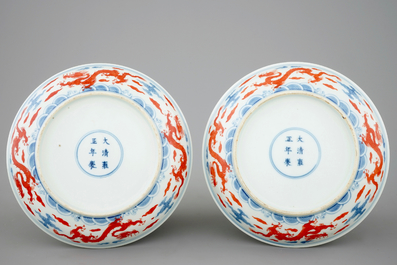 Une paire d'assiettes aux dragons en porcelaine de Chine bleu et blanc et rouge de fer, marque de Yongzheng mais prob. 19&egrave;me