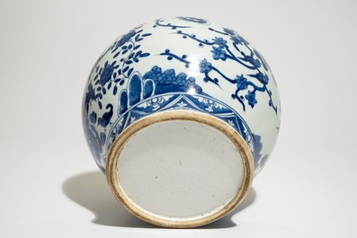 Un vase de forme balustre en porcelaine de Chine bleu et blanc &agrave; d&eacute;cor de ph&eacute;nix et symboles shou, 19&egrave;me