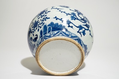 Een Chinese blauw-witte balustervormige &quot;feniks&quot; pot met shou symbolen, 19e eeuw