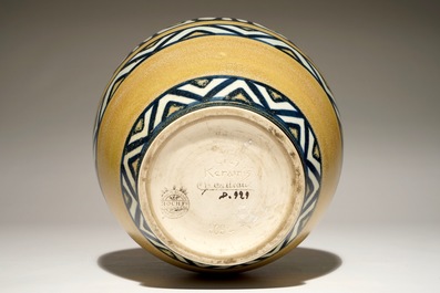 Un vase en gr&egrave;s aux fleurs stylis&eacute;es, Charles Catteau pour Boch Fr&egrave;res Keramis, ca. 1924