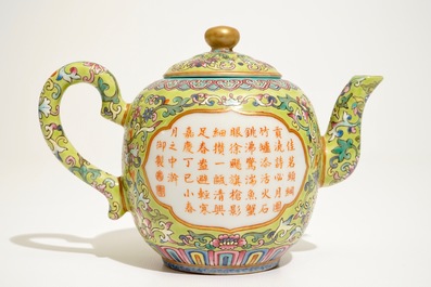 Une th&eacute;i&egrave;re en porcelaine de Chine famille rose &agrave; d&eacute;cor calligraphie, marque de Jiaqing, 19/20&egrave;me