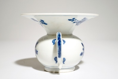 Een Chinese blauw-witte kwispedoor met floraal decor, Qianlong