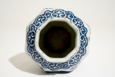 Een Delfts blauw-wit octagonaal chinoiserie vaasje, 17e eeuw