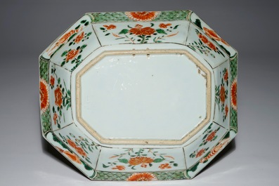 Un plat profond hexagonal en porcelaine de Chine famille verte, Kangxi