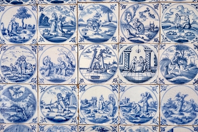 Un lot de 25 carreaux religieux en fa&iuml;ence de Delft bleu et blanc, 18&egrave;me