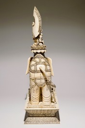 Une paire de grands groupes de Guanyin assise sur un &eacute;l&eacute;phant en ivoire sculpt&eacute;, 19&egrave;me