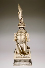 Une paire de grands groupes de Guanyin assise sur un &eacute;l&eacute;phant en ivoire sculpt&eacute;, 19&egrave;me